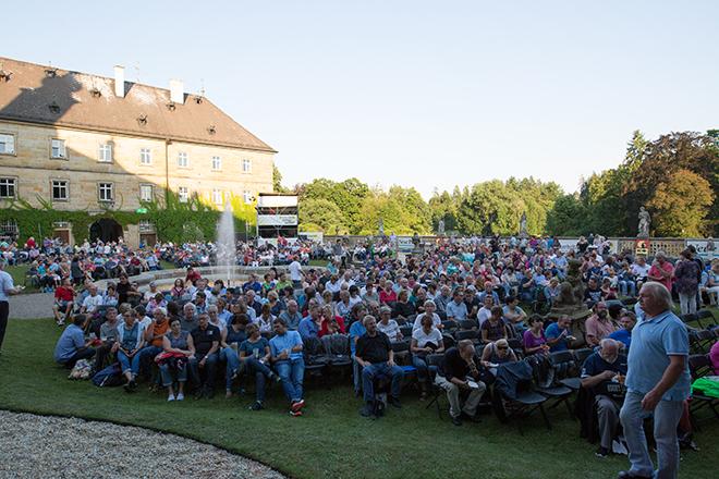 Publikum vor Schloss Tambach